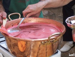 Taking the abondant foam on the strawberry jam