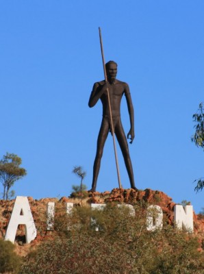 Statue d’Aborigene, le long de la Stuart