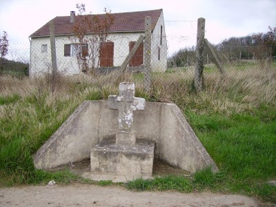Croix de pierre à Follainville