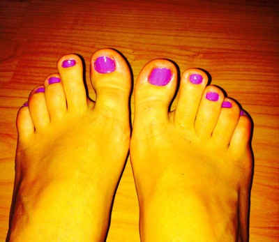 Pose de vernis sur les pieds tons violet/lilas