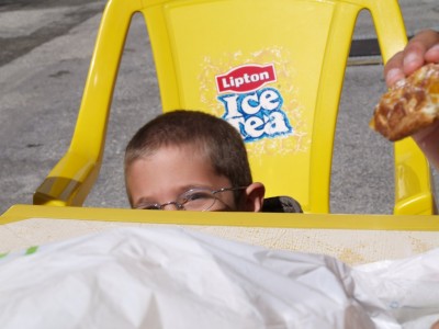 Petit déjeuner au soleil. Florian joue à cache-cache.