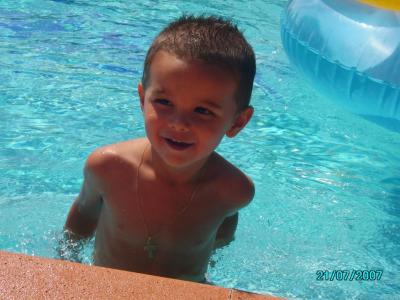 mon fils à la piscine de la villa