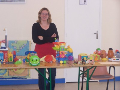Vente de jouets de l’association(offert par une enseignante de l’école primaire), notre vendeuse!!