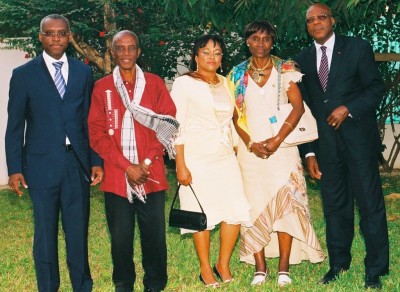 De la gauche vers la droite: Monsieur l’Ambassadeur, Monsieur MOUANGA, Mme l’Ambassadrice, Mme MOUANGA, Monsieur ONDO Laurent