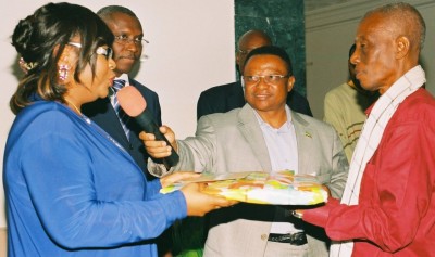 Monsieur MOUANGA recevant un présent des mains de Madame Valerie SOW, Payeur à l’Ambassade du Gabon