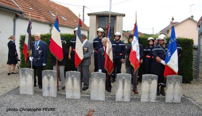 Les portes-drapeaux au cimetière de Cour-l’Evêque