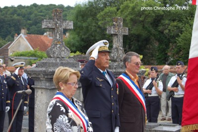 Les officiels se recueillent au cimetière de Giey-sur-Aujon