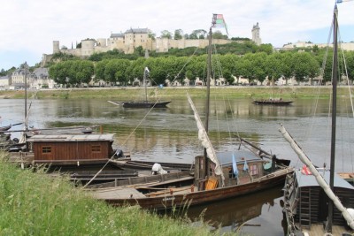 Bateaux divers avec le Château de Chinon en toile de fond