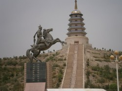 Ce monument est dédié à un général de la dynastie des Hans.