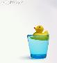 Un canard dans un verre d'eau