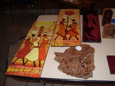 africaines, pyrogravure et peinture acrylique