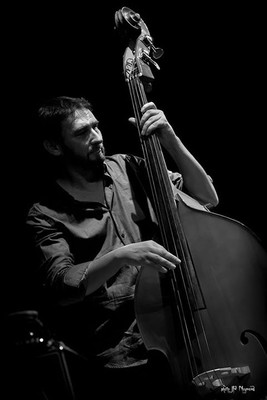 Le bassiste de Chris Dorchester & The Gardeners, Joël ARNAUD