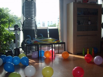 Comme dans toutes les fêtes d’enfants, les ballons ont fait leur petit effet. Notez le jeu de quilles sur le côté pour passer le temps.