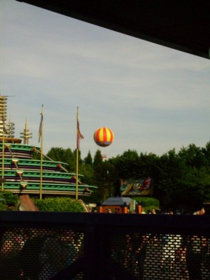 La montgolfière vient du Disney’s Newport Bay Club à l’extérieur du parc