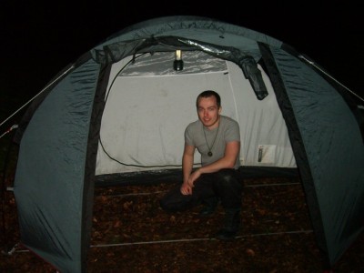 Kev a enfin terminé de monter sa tente !