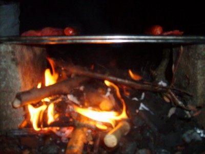 Voilà, le charbon de bois forme enfin une belle braise prête à la cuisson.