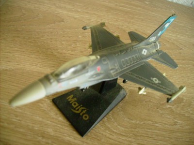 Et enfin le détail qui tue : un petit F-16 qui symbolise bien l’aviation militaire des Etats-Unis !