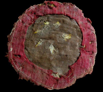 Les chercheurs ont découvert un bouclier à plumes, datant de 1300 ans, en partie scellé dans un ancien temple au Pérou. A l’origine, le bouclier devait avoir plus de 100 plumes disposées en cercles concentriques. Photo: Lisa Trever, University of California, Berkeley