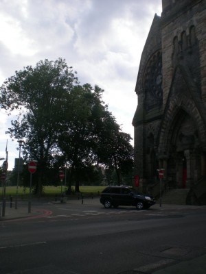 L’église à côté de chez nous vue de Leven Street