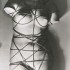 Man Ray emballe le corps.