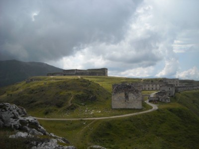 Le fort central et ses casernes.