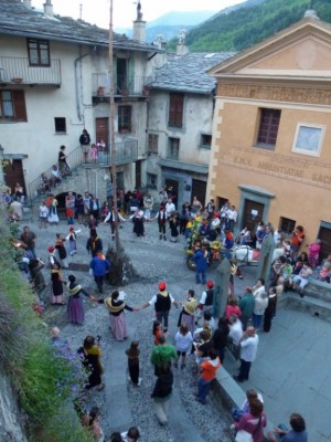 Place des chapelles, danses et musique par le gourpe folklorique du Vieux Tende.