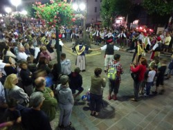 le groupe folklorique danse autour du buchet ...