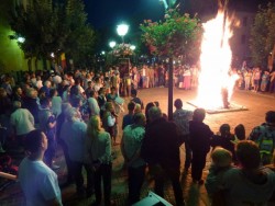 La foule autour du feu se presse ...