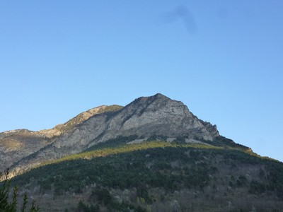 Le sommet du Bergiorin est derrière, au soleil.
