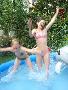 jojo et cam dans la piscine