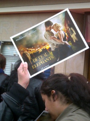 "L’équipe du film donne des affiches aux fans déja présents