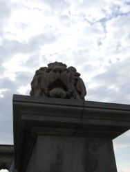 Un lion sur le pont